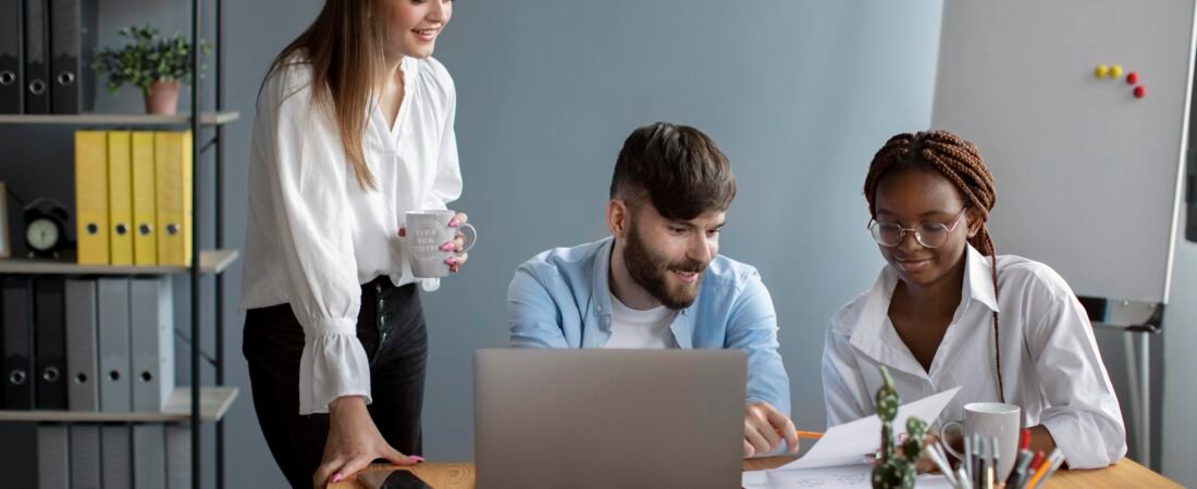 Inglês e espanhol no mercado de trabalho: como um segundo idioma pode abrir novas oportunidades profissionais